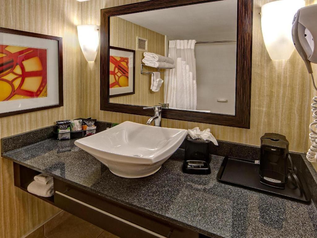 Clarion Hotel & Suites Conference Center Memphis Airport Ngoại thất bức ảnh